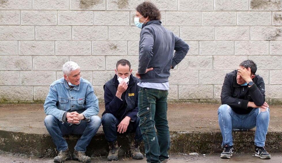 Alcuni lavoratori durante un presidio all’esterno della discarica