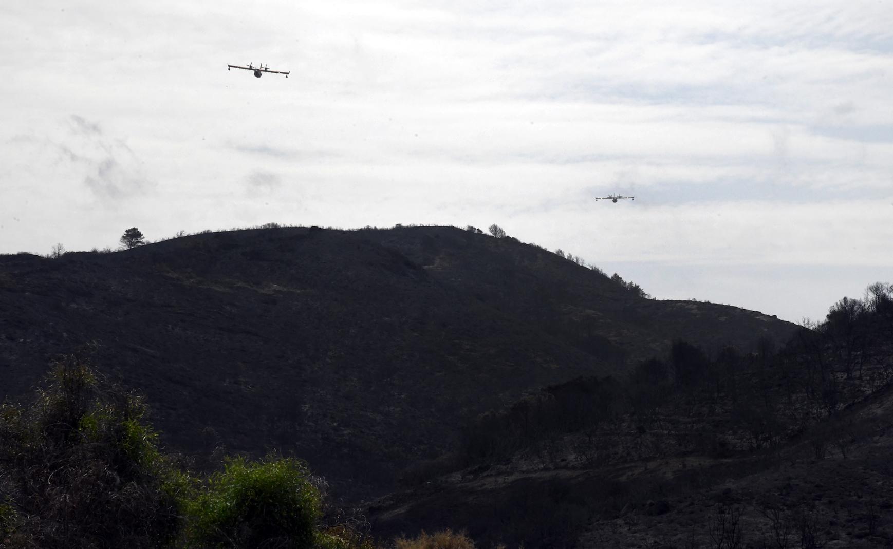 Mezzi aerei ancora in azione per completare le bonifiche (foto Massimo Locci)