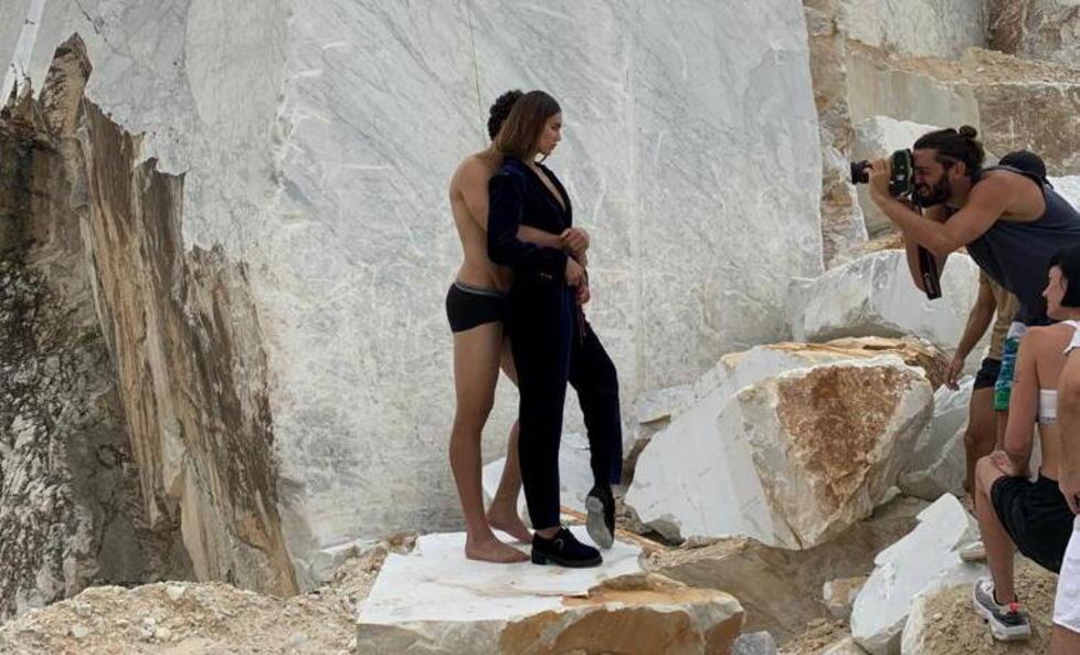 La moda alle cave, un progetto di Armani e una sfilata blindata con quindici modelle 