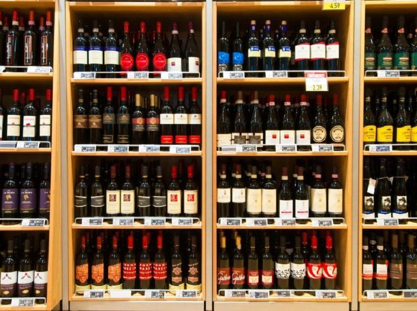 Vanno a cena al ristorante e rubano cinque bottiglie di vino: arrestati