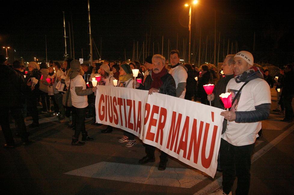 La fiaccolata che fu organizzata per Manuele Iacconi nei giorni successivi all’aggressione subita in Darsena a Viareggio