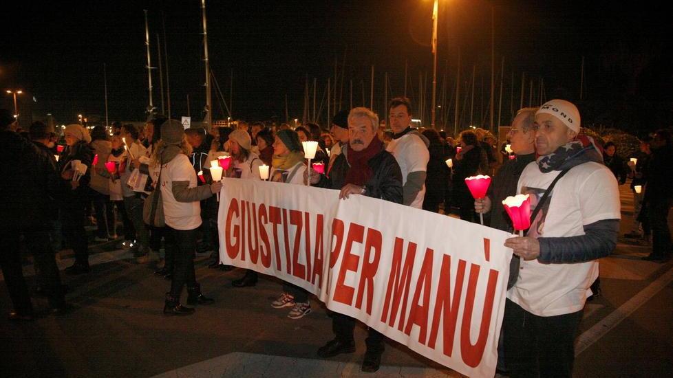 La fiaccolata che fu organizzata per Manuele Iacconi nei giorni successivi all’aggressione subita in Darsena a Viareggio
