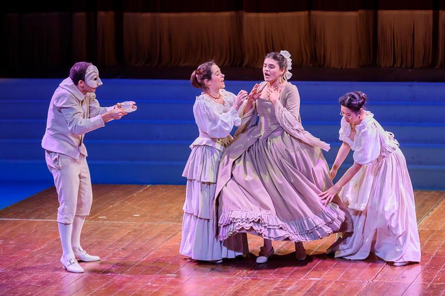 Una scena della “Donna volubile” in scena all’Anfiteatro Fonte Mazzola