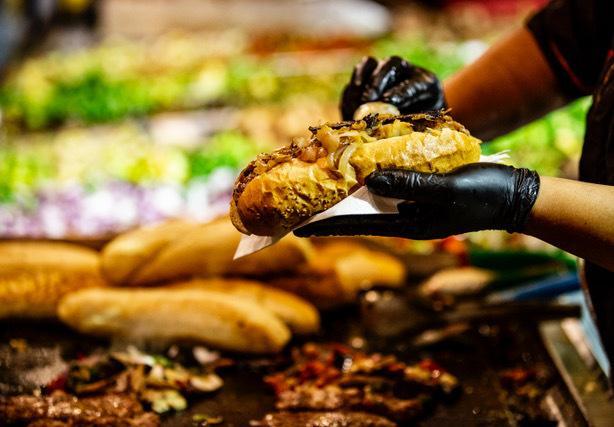 La preparazione del cibo da strada. Lo street food sarà protagonista del fine settimana di Marina di Massa