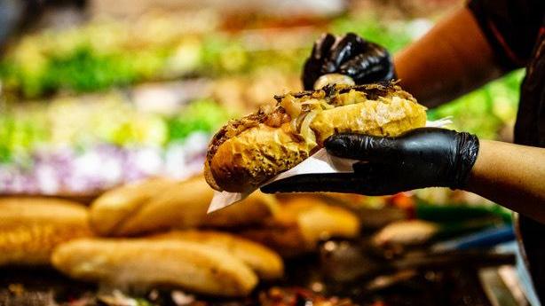 La preparazione del cibo da strada. Lo street food sarà protagonista del fine settimana di Marina di Massa