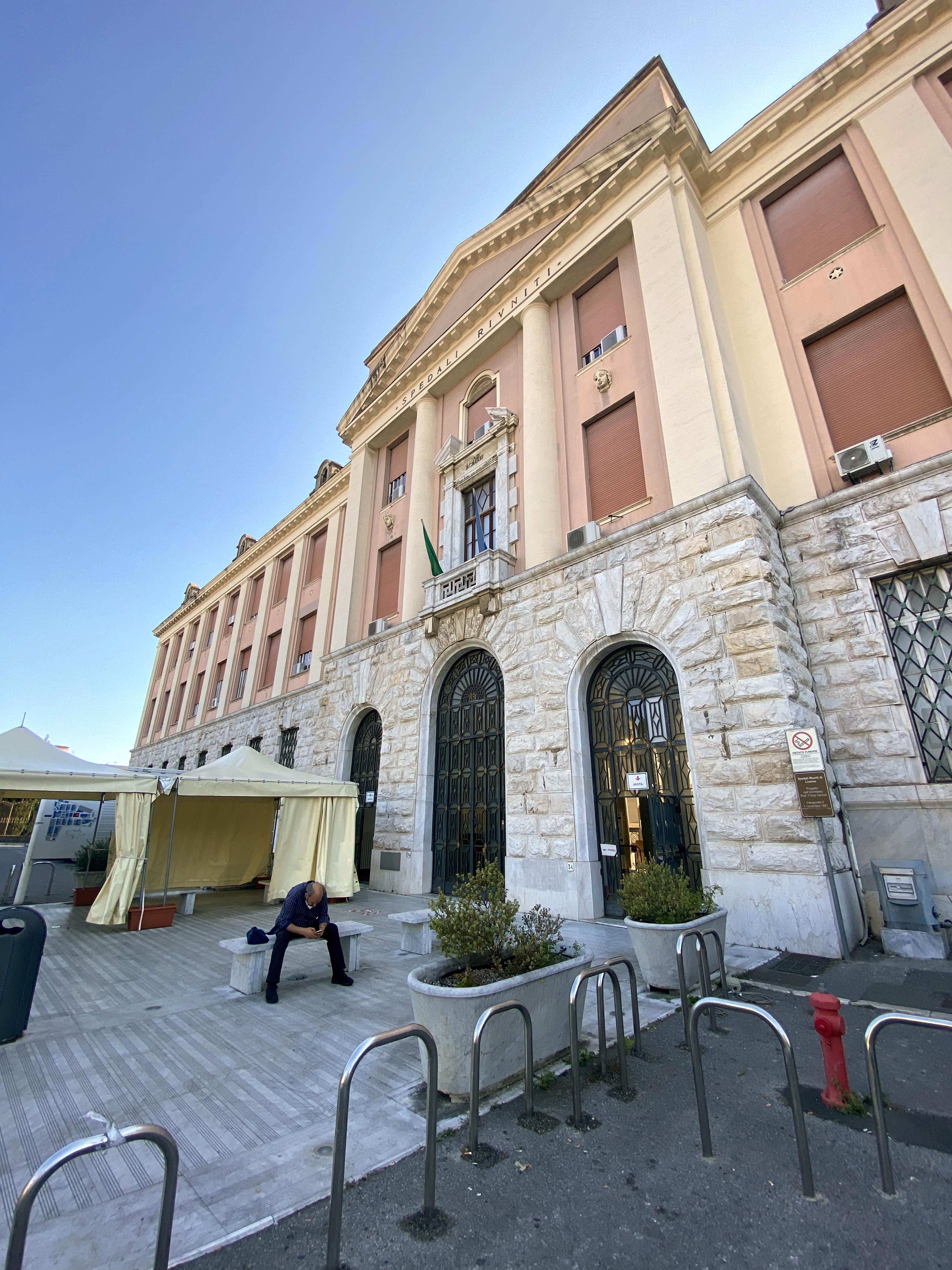 «Ricoverato con la polmonite da Legionella», allarme in un condominio del centro di Livorno 