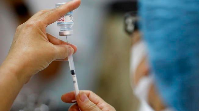 'Vaccinata con 4 dosi', muore anziana ricoverata per ictus