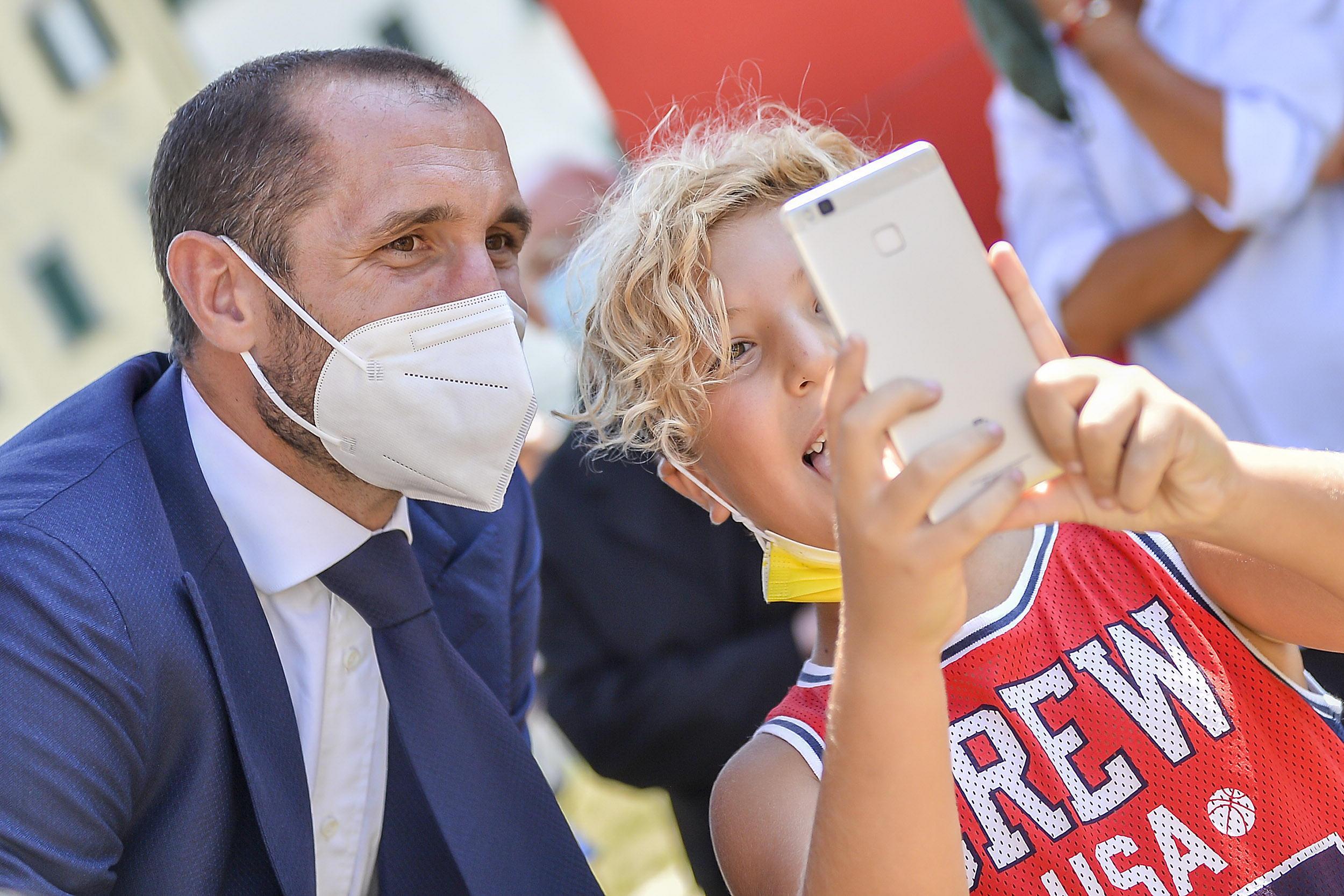 Bagno di folla a Livorno per re Giorgio. Chiellini: «Il mio sogno azzurro è iniziato qui da bambino» 