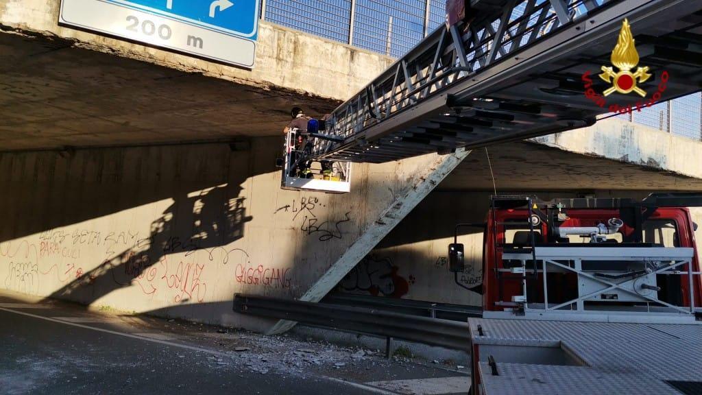 Crollano pezzi di muro dal cavalcavia, vigili del fuoco all'opera al Maroccone
