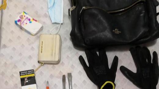 Lo zainetto, cacciaviti e altro materiale sequestrato dalla polizia