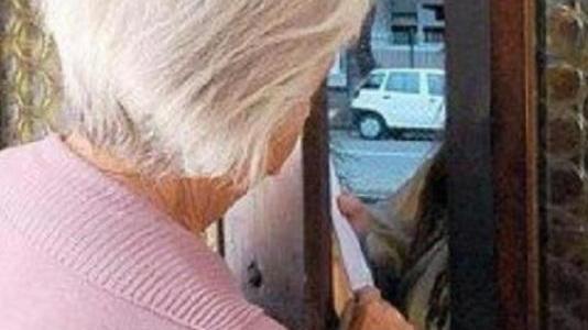 Occhiali da sole e mascherina La truffa del finto addetto AdF