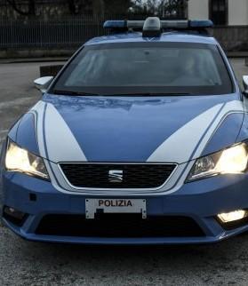 Prende a calci un poliziotto 24enne arrestato 