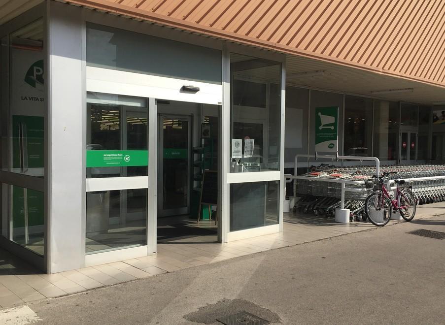Forza la porta della Pam e fruga nelle casse ma fugge a mani vuote