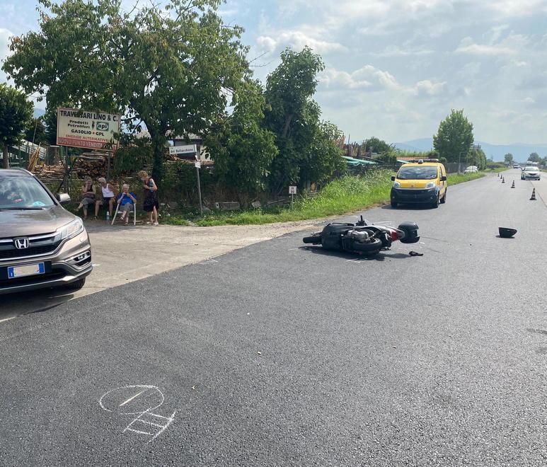 Cade con lo scooter per evitare un’auto: grave 