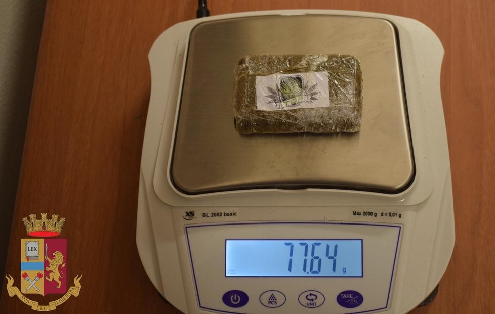 Vende 70 grammi di hashish la polizia arresta un trentenne