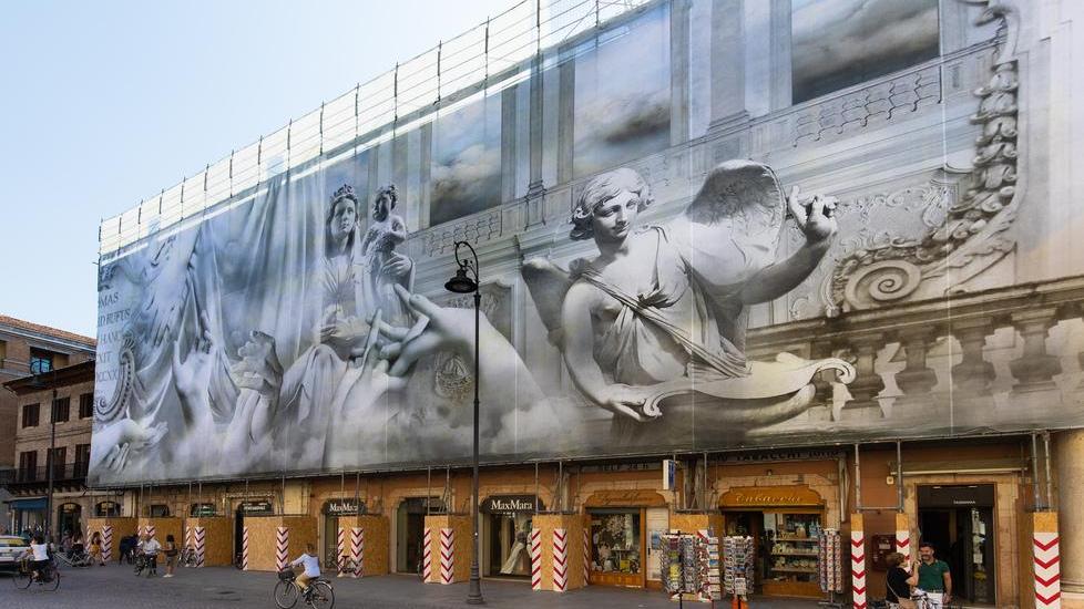 Maxi-telone per coprire i lavori al palazzo