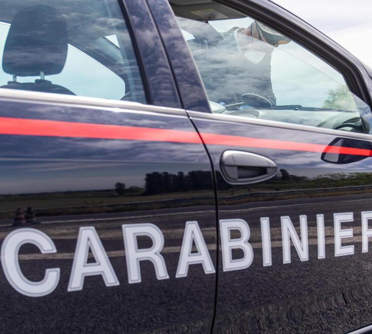 Chiudeva la moglie dentro casa e la minacciava: allontanato 