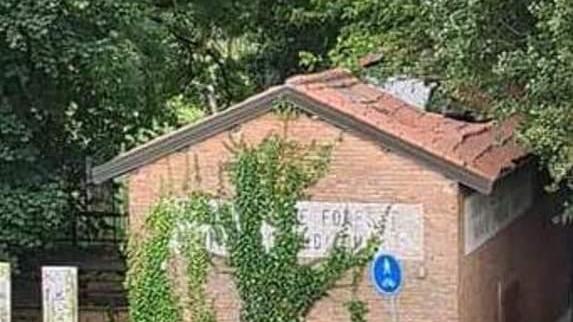 «Casetta dei Froldi in stato di degrado nella golena a Ro»