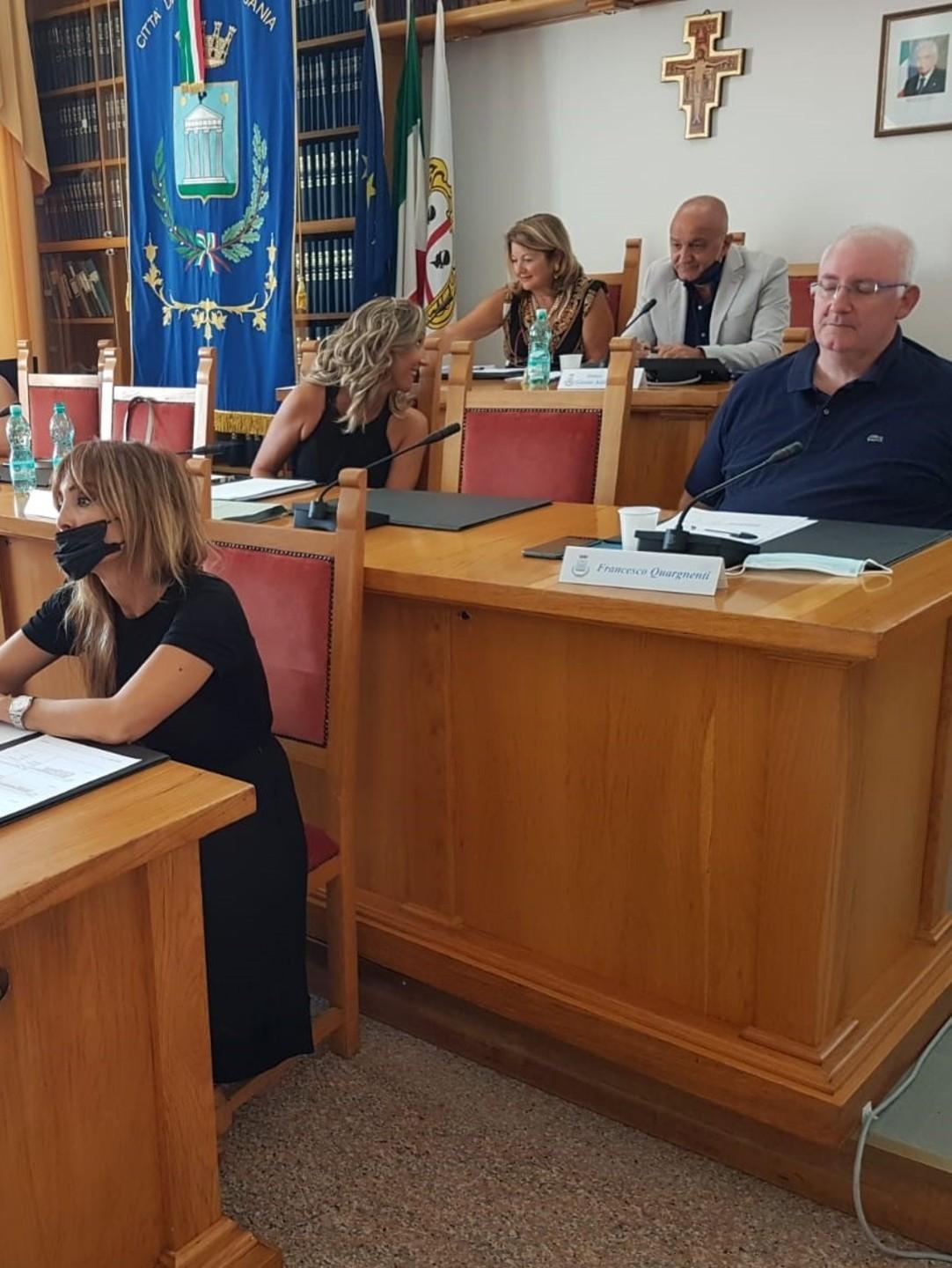 Variazioni di bilancio, aula divisa sì al regolamento per il carnevale