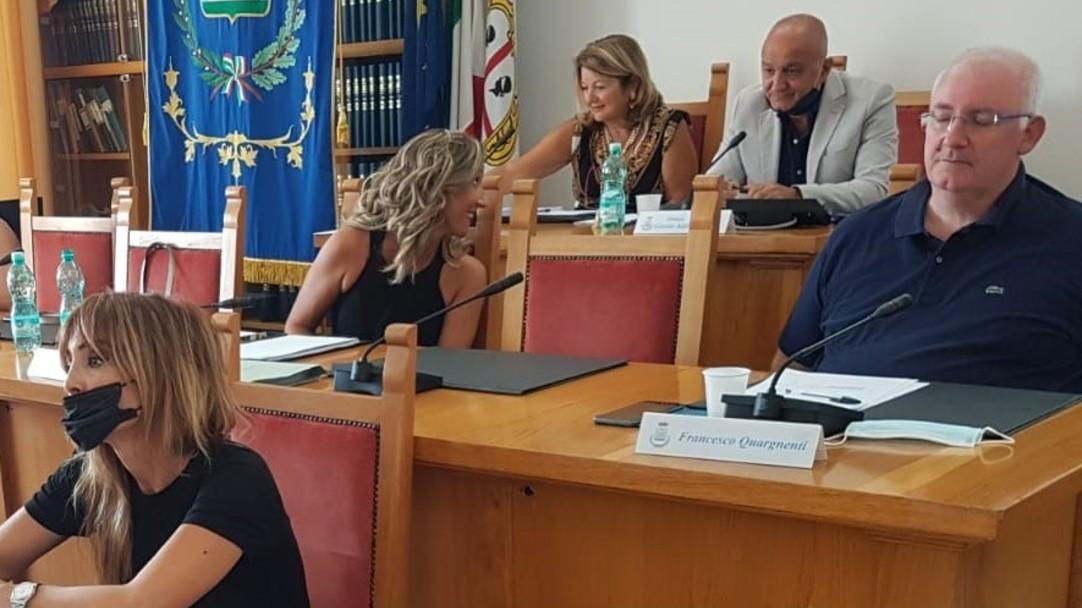 Variazioni di bilancio, aula divisa sì al regolamento per il carnevale