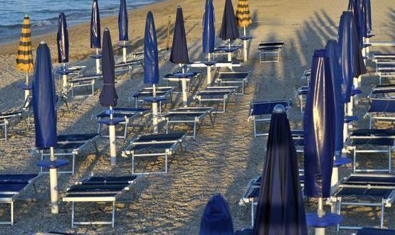 Ombrelloni abusivi: denunciato un albergatore a Orosei