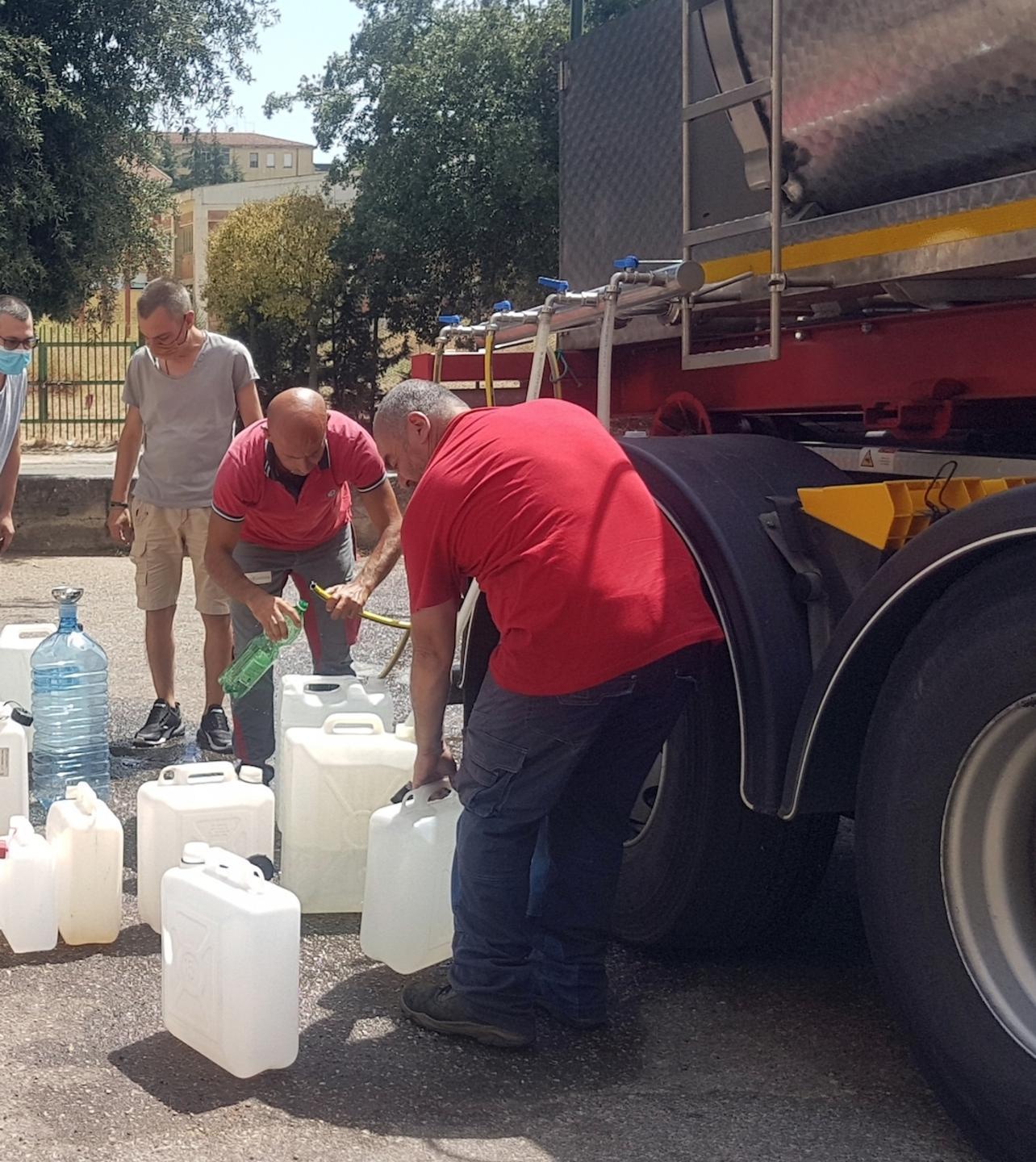 Siniscola finisce a secco, autobotti per i turisti 