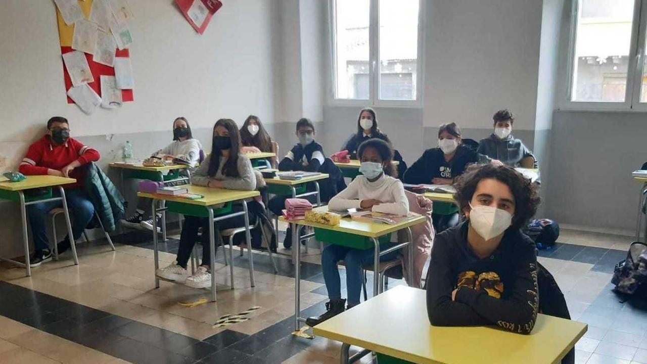 Addio alla Dad, ma avanti coi vaccini