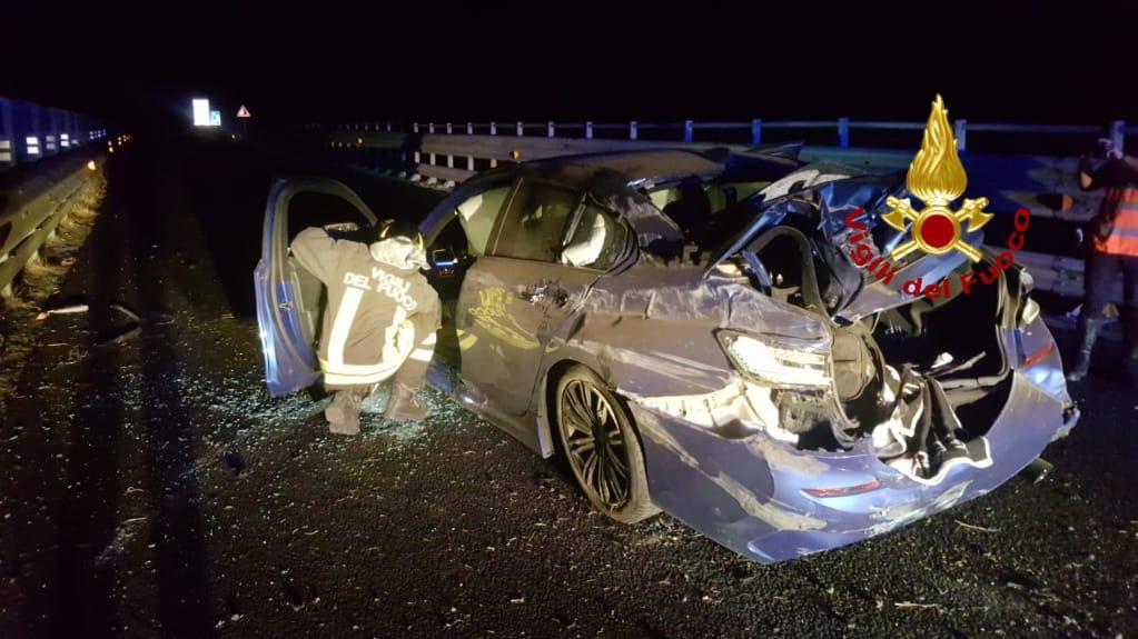 Perde il controllo dell'auto e si schianta sul guard rail: 131 chiusa per un'ora