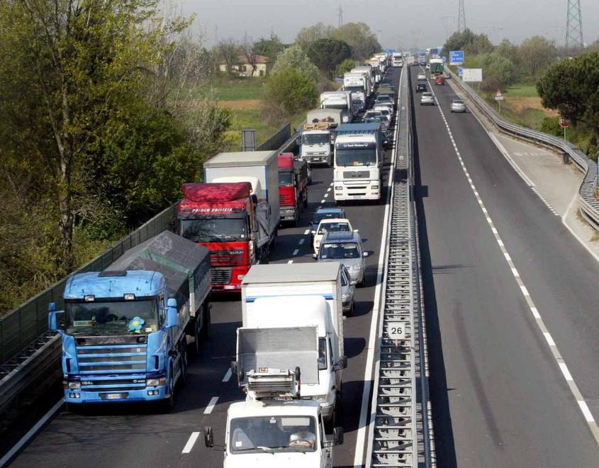«In Fi-Pi-Li i tir devono pagare»: Giani si sbilancia, poi ci ripensa 