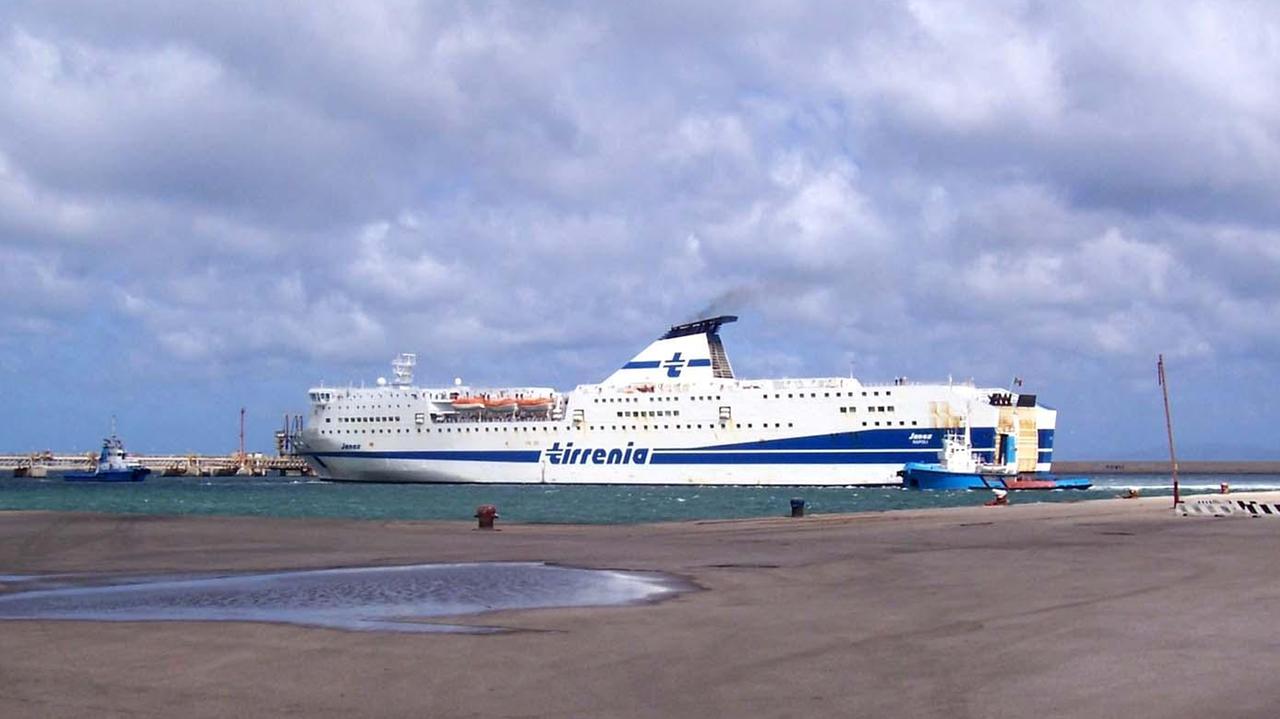 Controlli di sicurezza sul traghetto per Porto Torres: partenza con 8 ore di ritardo, è la seconda volta in pochi giorni