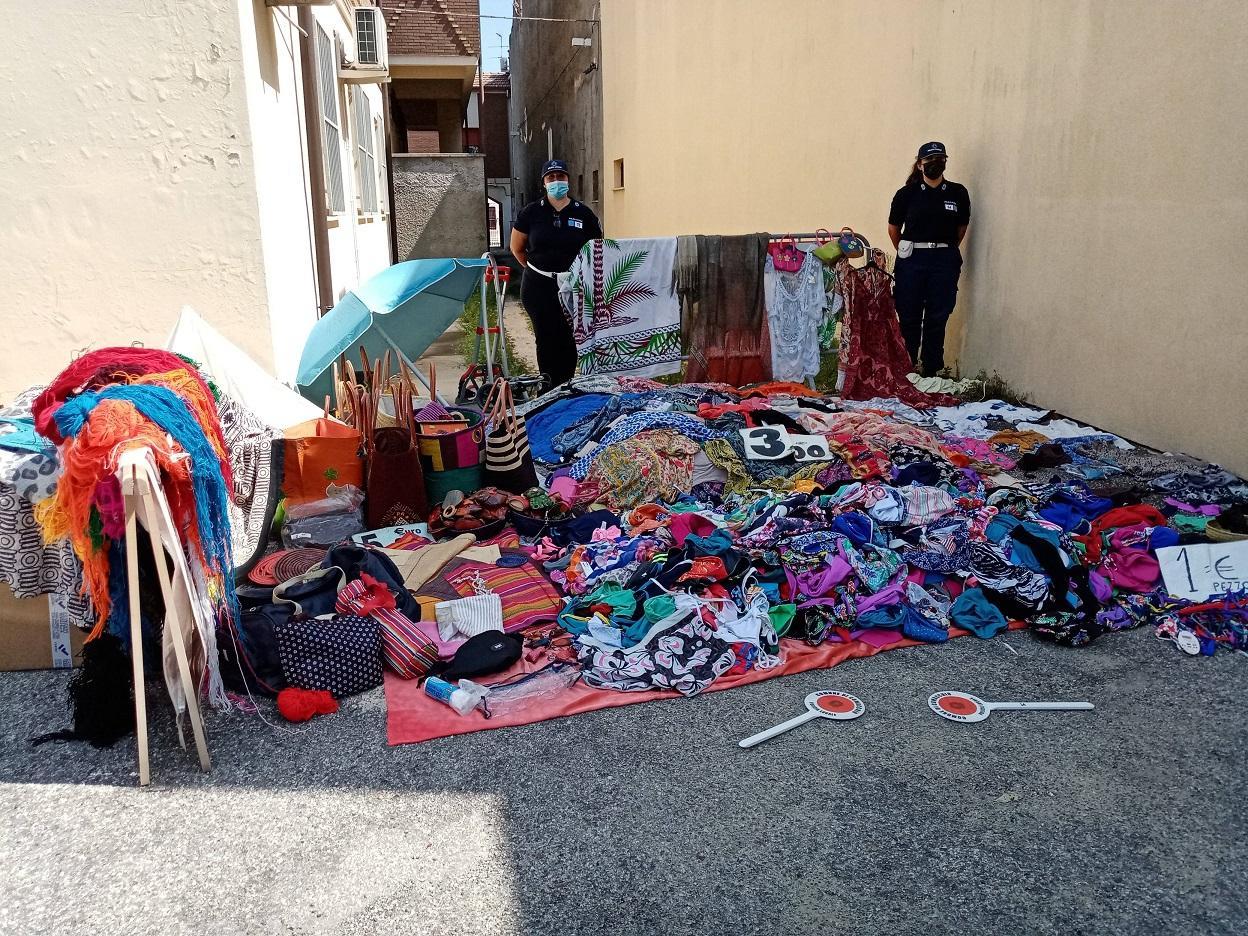 Lido Estensi, sequestrata merce abusiva in spiaggia