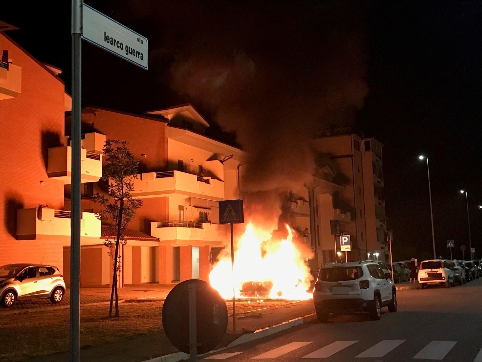 Auto a fuoco, fiamme alte vicino al condominio - Video