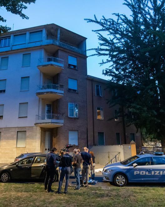 Ferrara, la tragedia di via Ticchioni. L’autopsia: precipitato dall’alto