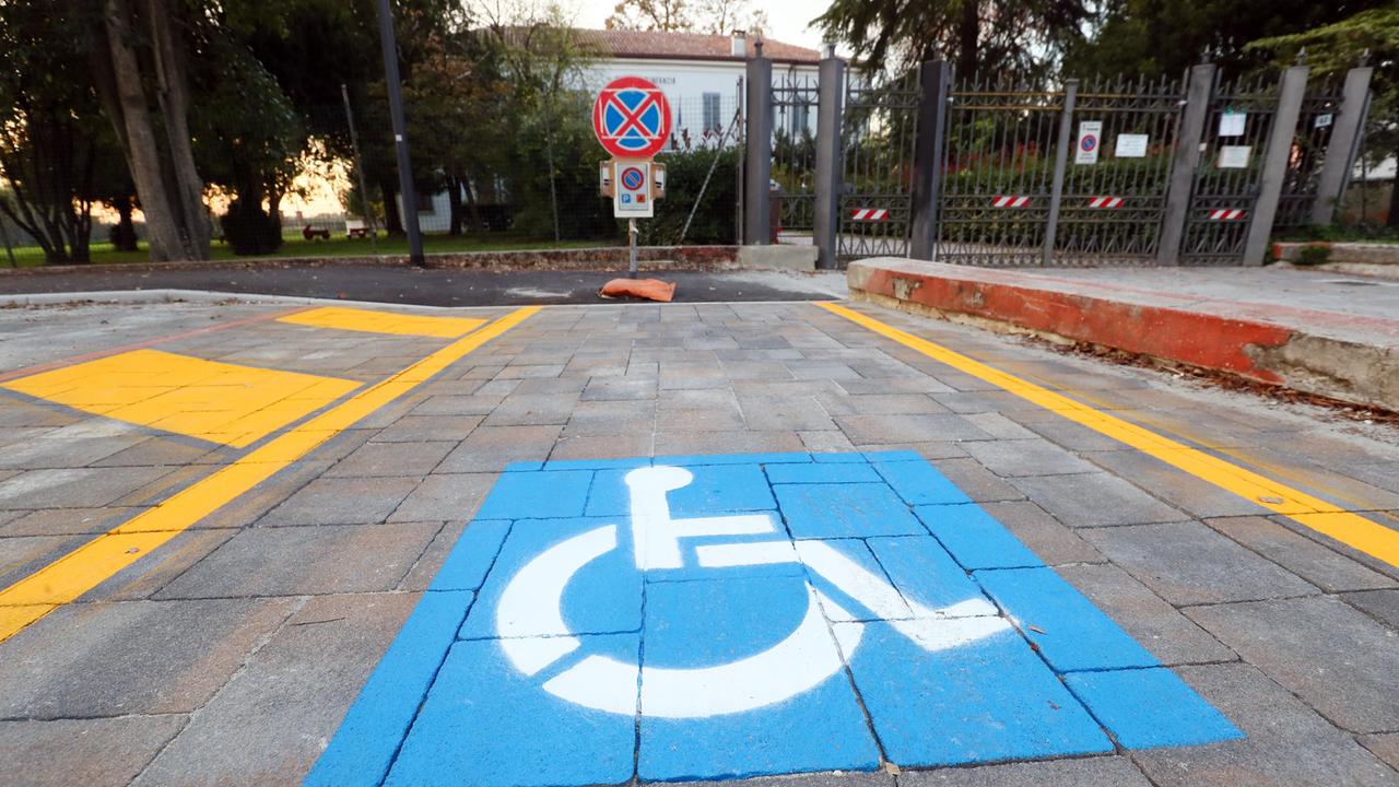 Parcheggio disabili, in sei mesi a Modena multati 253 automobilisti incivili