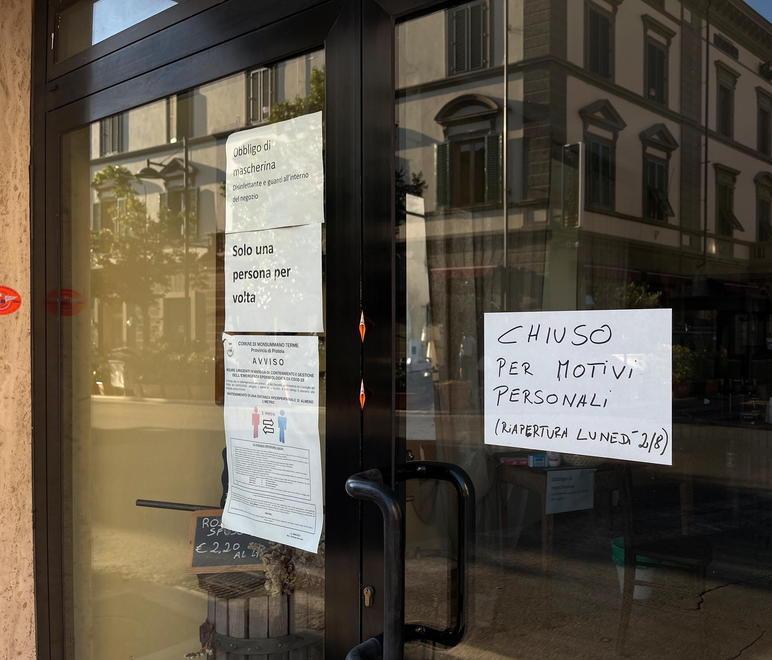 Aggredito e rapinato all’uscita dal suo negozio: «Mi ha sbattuto la testa sulla portiera dell’auto»