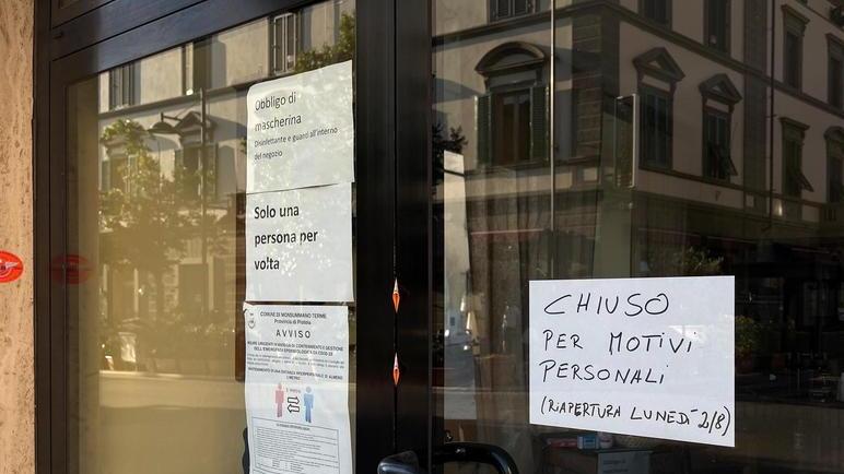Aggredito e rapinato all’uscita dal suo negozio: «Mi ha sbattuto la testa sulla portiera dell’auto»
