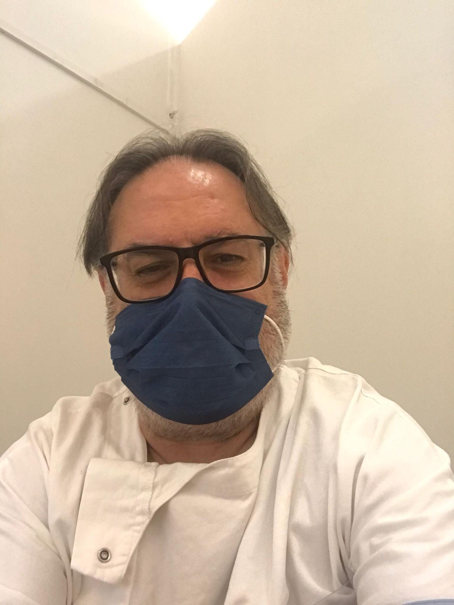 Medico ha rischiato di morire per il Covid: «Ora lo batto con i vaccini e la mia storia» 