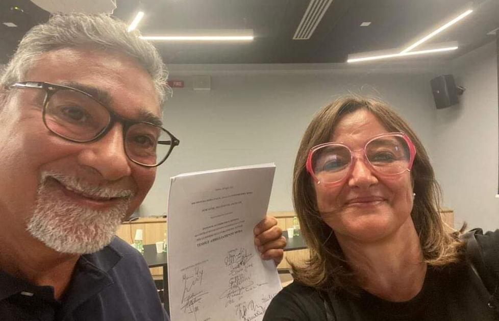 Massimiliano Brezzo e Sonia Paoloni (segretaria nazionale Filctem Cgil) mostrano il contratto firmato