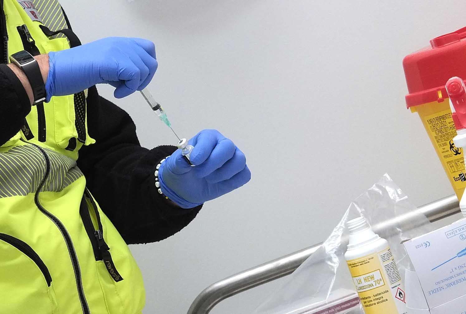 Vaccini in Toscana, gazebi e dosi anche in spiaggia per accelerare sugli over 30