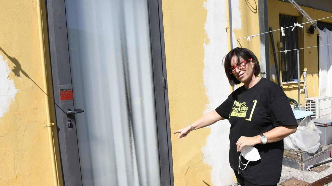 La parrucchiera Daniela Brunini indica il punto da cui è entrato il ratto (foto Fiorenzo Sernacchioli)