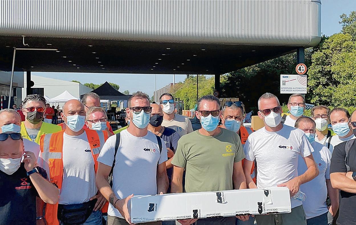 Il semiasse che la delegazione di Gkn ha consegnato a Maranello in forma simbolica (Foto Dario Baldi)