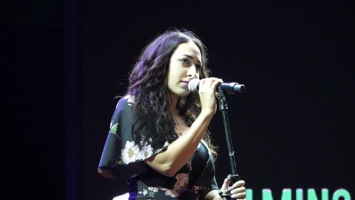 Veronica Perseo durante l'esibizione al Forte Village