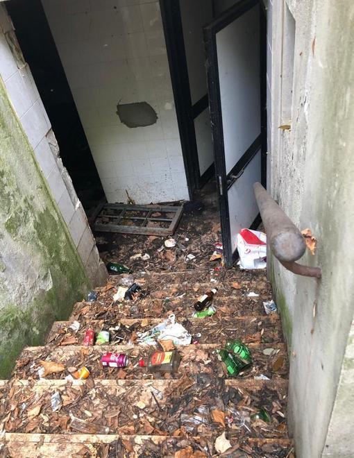 Scala invasa dai rifiuti e porte dei bagni forzate