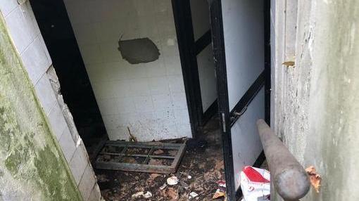 Scala invasa dai rifiuti e porte dei bagni forzate