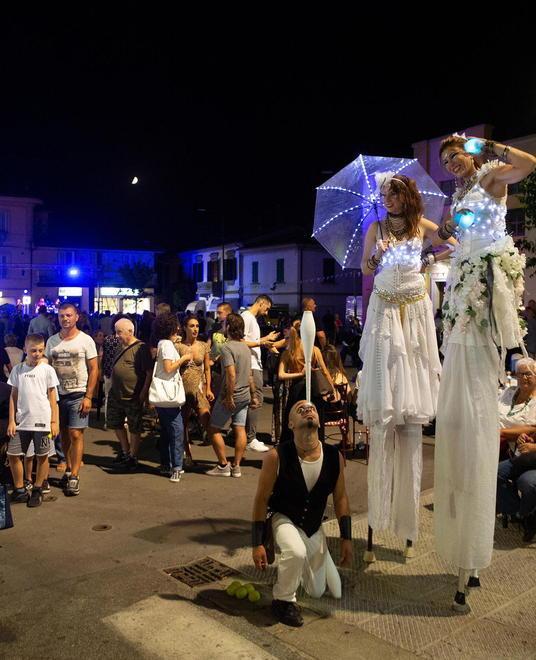 Uno spettacolo di strada alla Fiera di due anni fa (Foto Nucci)