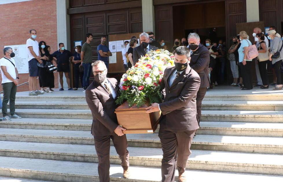 Quella foto stretta al petto per dire addio a suo padre 