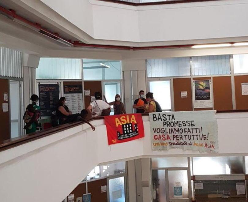 Ingiunzioni di sgombero in via Tortore Usb Asia occupa l’assessorato al sociale 