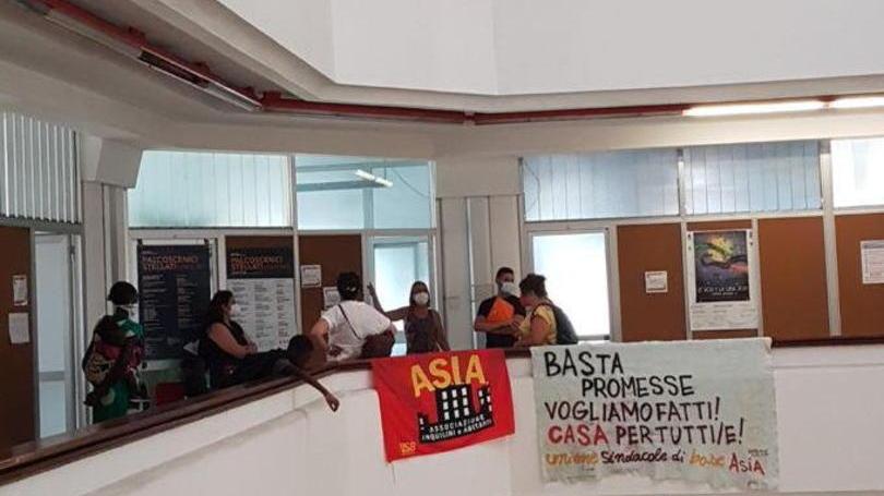 Ingiunzioni di sgombero in via Tortore Usb Asia occupa l’assessorato al sociale
