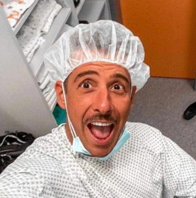 Per Francesco Gabbani un piccolo intervento alle corde vocali