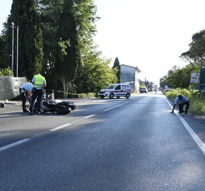 Grave motociclista dopo lo scontro con un’auto 